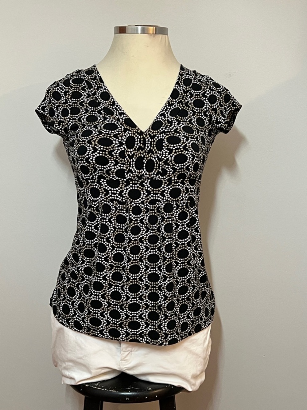Geoffrey Beene Black and White Geometric Circle Pattern V-Neckline Short Sleeve